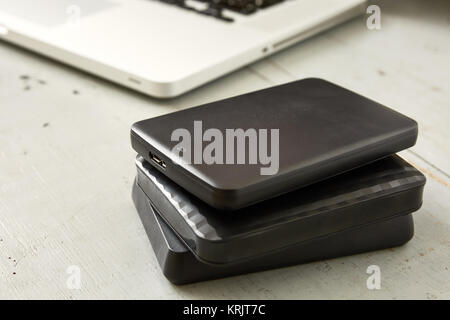 Externe Festplatten und Laptop Tastatur Stockfoto