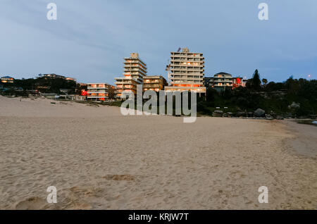 Nacht auf einer leeren Stadt Strand von hohen Apartment Gebäuden flankiert. Süßwasser-Strand an Süßwasser in Sydney, New South Wales, Australien. Stockfoto