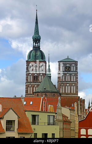 Die ungleichen Türme der St. Nikolaus Kirche in Stralsund Stockfoto