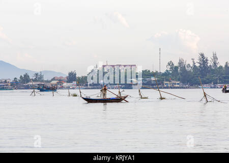 Fischer arbeitete in Fischerdorf von Cua Dai, Hoi An, Vietnam. Hoian ist als Weltkulturerbe von der UNESCO anerkannt. Stockfoto