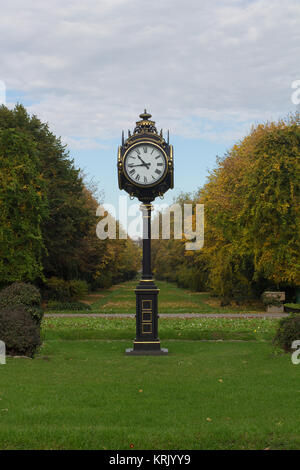 Classic outdoor Uhr in einem grünen Park Stockfoto