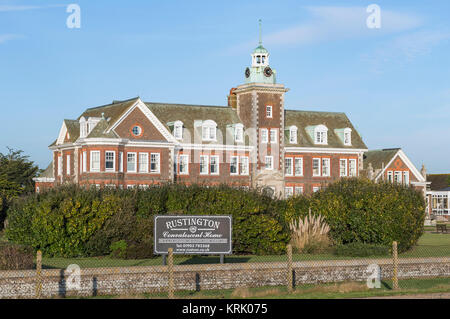 Rustington Revalescent Home in Rustington, West Sussex, England, UK. Denkmalgeschütztes Gebäude der Klasse II, erbaut 1897 im Neo-Caroline-Stil. Stockfoto