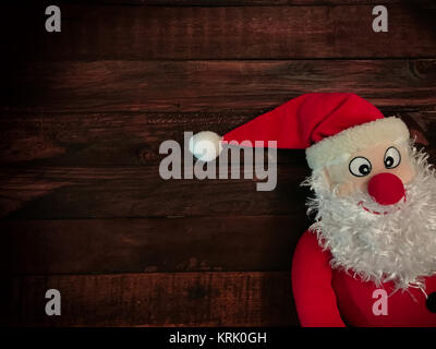 Santa Claus auf einem Hintergrund von braunem Holz Oberfläche Stockfoto