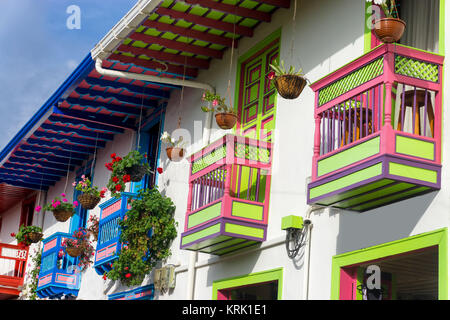 Bunte Balkone im Salento Stockfoto