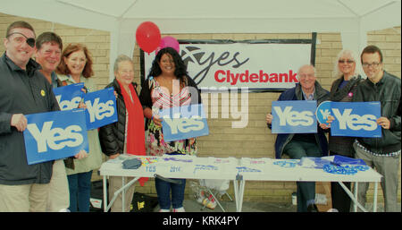 Gil Paterson, MSP für Clydebank und Milngavie, und ja Aktivisten am 16 August, 2014, Clydebank, Schottland Stockfoto