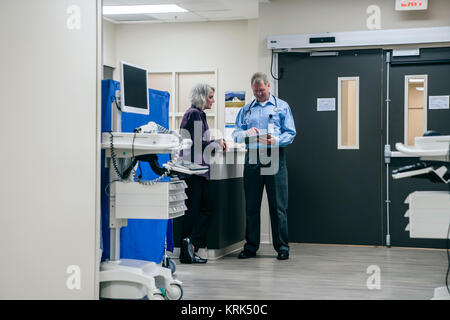 Ärzte mit digital-Tablette im Krankenhaus Stockfoto