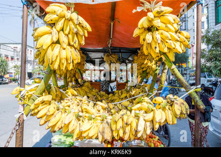 Frische Banane auf der Straße in einem tropischen Markt in Myanmar Stockfoto