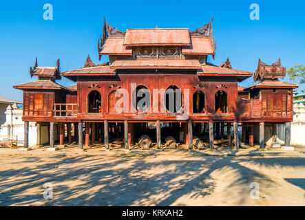 Alte Teakholz Kloster Shwe Yan Pyay in Nyaung Shwe, Myanmar. Stockfoto