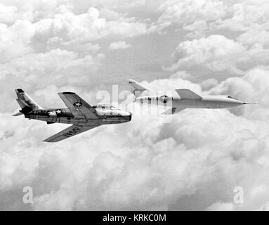 Rakete im Flug mit F-86 Jagen Flugzeug - GPN -2000-000107 Stockfoto