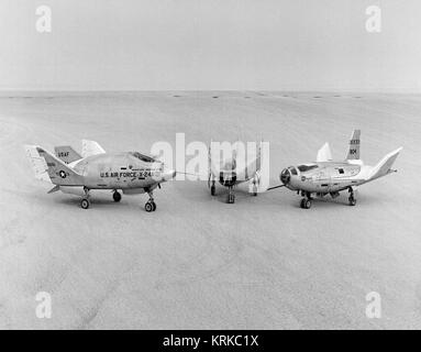 Die Flügellosen, Hebezeuge Flugzeugs sitzen auf Rogers Dry Lake an, was jetzt die NASA Dryden Flight Research Center, Edwards, Kalifornien, von links nach rechts sind die X-24 A, M2-F3 und das HL-10. Die Aufhebung Körper Flugzeuge die Machbarkeit der Manövrieren und Landung ein aerodynamisches Profil für die wiedereinreise von Raum untersucht. Diese heben Körper waren, durch eine B-52 Mutter Schiff gestartet, flog dann von Ihrer eigenen Raketentriebwerken angetrieben, bevor Sie einem ausgeschalteten Anflug und Landung. Sie halfen, das Konzept, dass ein Space Shuttle genaue Landungen ohne Strom machen könnte zu validieren. Die X-24A von Apr flog Stockfoto