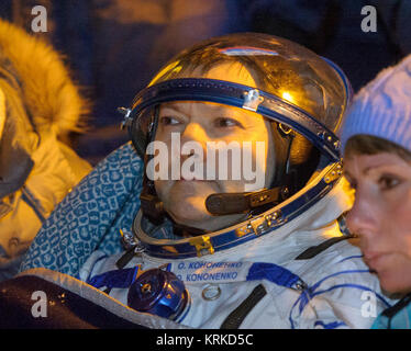 Oleg Kononenko der russischen Föderalen Raumfahrtagentur (Roskosmos) Rest in einem Stuhl nur wenige Minuten nachdem er und Kjell Lindgren von NASA und Kimya Yui der Japan Aerospace Exploration Agency (JAXA) in ihrer Sojus TMA-17 M Sonde in einer abgelegenen Gegend in der Nähe der Stadt Zhezkazgan, Kasachstan am Freitag, 11. Dez., 2015 gelandet. Kononenko, Lindgren, und Yui Rückkehr nach 141 Tagen im All, wo sie als Mitglieder der Expedition 44 und 45 Mannschaften diente der Internationalen Raumstation an Bord. Photo Credit: (NASA/GCTC/Andrey Shelepin) Expedition 45 Sojus TMA-17 M Landung (NHQ 201512110004) Stockfoto