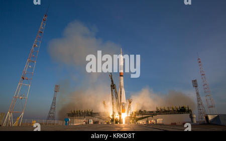 Die Sojus TMA-19 M Rakete ist mit Expedition 46 Sojus Kommandant Juri Malentschenko der russischen Föderalen Raumfahrtagentur (Roskosmos), Flugingenieur Tim Kopra der NASA, und Flugingenieur Tim Peake der ESA (European Space Agency), Dienstag, Dezember 15, 2015 Auf dem Kosmodrom Baikonur in Kasachstan aus gestartet. Malenchenko, Kopra und Peake werden die nächsten sechs Monate verbringen - das Leben und Arbeiten an Bord der Internationalen Raumstation. Photo Credit: (NASA/Joel Kowsky) Expedition 46 Starten (NHQ 201512150021) Stockfoto