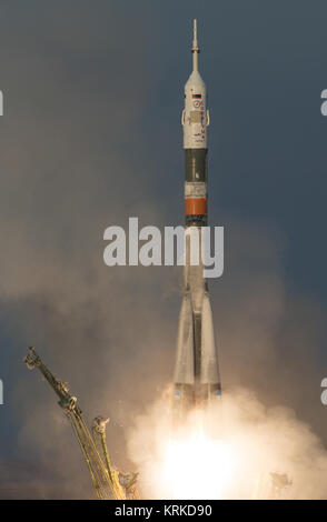 Die Sojus TMA-19 M Rakete ist mit Expedition 46 Sojus Kommandant Juri Malentschenko der russischen Föderalen Raumfahrtagentur (Roskosmos), Flugingenieur Tim Kopra der NASA, und Flugingenieur Tim Peake der ESA (European Space Agency), Dienstag, Dezember 15, 2015 Auf dem Kosmodrom Baikonur in Kasachstan aus gestartet. Malenchenko, Kopra und Peake werden die nächsten sechs Monate verbringen - das Leben und Arbeiten an Bord der Internationalen Raumstation. Photo Credit: (NASA/Joel Kowsky) Expedition 46 Starten (NHQ 201512150012) Stockfoto