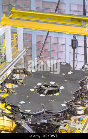 Durch das Dutzend - die NASA James Webb Space Telescope Spiegel (23607727573) Stockfoto