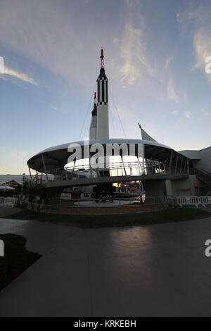 Eingang zu den Helden und Legenden Attraktion im Kennedy Space Center Visitor Komplex ist durch eine geschwungene Rampe entwickelt, um eine Reise zu den Sternen durch die 'Rocket Garden zu simulieren." Die neue Anlage umfasst die US-Astronaut Hall of Fame und blickt zurück auf die Pionierleistungen von Mercury, Gemini und Apollo. Es setzt die Bühne, indem Sie den Hintergrund und Kontext für die Erforschung des Weltraums und der legendäre Männer und Frauen, die den Weg der Nation in den Raum Pionierarbeit leistete. KSC -20161108-PH GEB 01 0072 (30813927241) Stockfoto