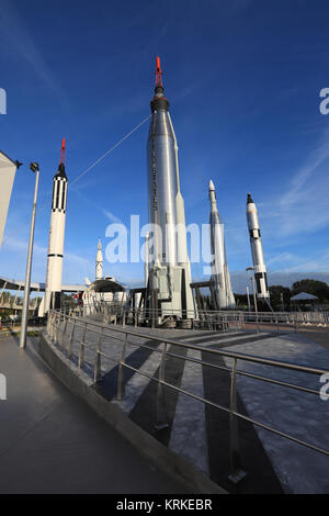 Trägerraketen von der NASA in der Geschichte der Erforschung der Raumfahrt verwendet werden in den "Rocket Garden" neben dem neuen Helden und Legenden Attraktion im Kennedy Space Center Visitor Complex angezeigt. Das neue Werk umfasst die US-Astronaut Hall of Fame und blickt zurück auf die Pionierleistungen von Mercury, Gemini und Apollo. Es setzt die Bühne, indem Sie den Hintergrund und Kontext für die Erforschung des Weltraums und der legendäre Männer und Frauen, die den Weg der Nation in den Raum Pionierarbeit leistete. KSC -20161108-PH GEB 01 0152 (30813924631) Stockfoto