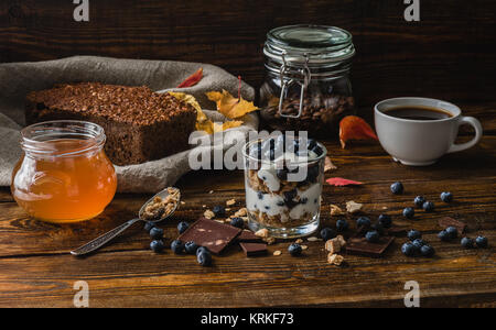 Hausgemachtes Frühstück mit Heidelbeeren. Stockfoto