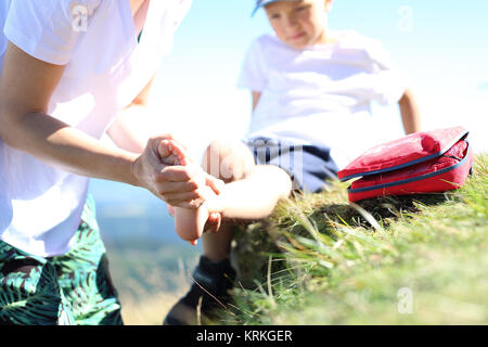 Bandagierung Fußverletzung, Kind twisted Leg Stockfoto