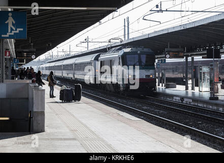 Florenz. Italien - 26. OKTOBER 2014: Menschen stehen auf dem Bahnsteig warten auf die Ankunft des Zuges am Bahnhof in Florenz am 26. Okt Stockfoto