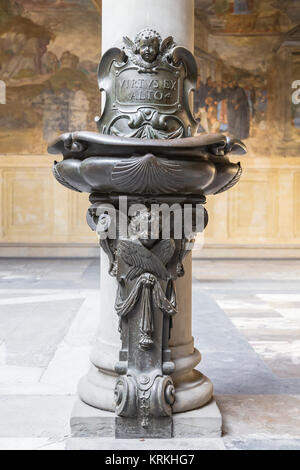 Schüssel mit heiligem Wasser am Eingang der Kirche Stockfoto