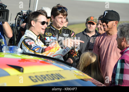 HOMESTEAD, FL - 22. NOVEMBER: Jeff Gordon, Lewis Hamilton, Mario Andretti bei der Treiberinstallation Einführungen vor Beginn der NASCAR Sprint Cup Series Ford EcoBoost 400 bei Homestead-Miami Speedway am 22. November 2015 in Homestead, Florida Personen: Jeff Gordon, Lewis Hamilton, Mario Andretti Stockfoto