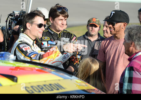 HOMESTEAD, FL - 22. NOVEMBER: Jeff Gordon, Lewis Hamilton, Mario Andretti bei der Treiberinstallation Einführungen vor Beginn der NASCAR Sprint Cup Series Ford EcoBoost 400 bei Homestead-Miami Speedway am 22. November 2015 in Homestead, Florida Personen: Jeff Gordon, Lewis Hamilton, Mario Andretti Stockfoto