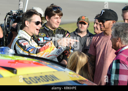 HOMESTEAD, FL - 22. NOVEMBER: Jeff Gordon, Lewis Hamilton, Mario Andretti bei der Treiberinstallation Einführungen vor Beginn der NASCAR Sprint Cup Series Ford EcoBoost 400 bei Homestead-Miami Speedway am 22. November 2015 in Homestead, Florida Personen: Jeff Gordon, Lewis Hamilton, Mario Andretti Stockfoto