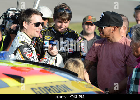 HOMESTEAD, FL - 22. NOVEMBER: Jeff Gordon, Lewis Hamilton, Mario Andretti bei der Treiberinstallation Einführungen vor Beginn der NASCAR Sprint Cup Series Ford EcoBoost 400 bei Homestead-Miami Speedway am 22. November 2015 in Homestead, Florida Personen: Jeff Gordon, Lewis Hamilton, Mario Andretti Stockfoto