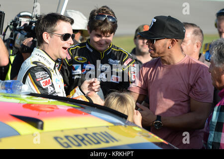 HOMESTEAD, FL - 22. NOVEMBER: Jeff Gordon, Lewis Hamilton, Mario Andretti bei der Treiberinstallation Einführungen vor Beginn der NASCAR Sprint Cup Series Ford EcoBoost 400 bei Homestead-Miami Speedway am 22. November 2015 in Homestead, Florida Personen: Jeff Gordon, Lewis Hamilton, Mario Andretti Stockfoto