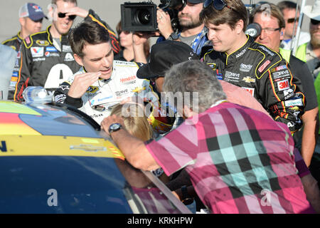 HOMESTEAD, FL - 22. NOVEMBER: Jeff Gordon, Lewis Hamilton, Mario Andretti bei der Treiberinstallation Einführungen vor Beginn der NASCAR Sprint Cup Series Ford EcoBoost 400 bei Homestead-Miami Speedway am 22. November 2015 in Homestead, Florida Personen: Jeff Gordon, Lewis Hamilton, Mario Andretti Stockfoto