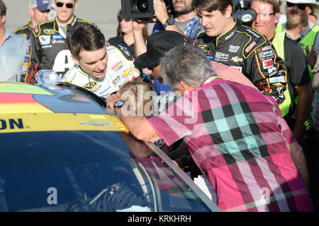 HOMESTEAD, FL - 22. NOVEMBER: Jeff Gordon, Lewis Hamilton, Mario Andretti bei der Treiberinstallation Einführungen vor Beginn der NASCAR Sprint Cup Series Ford EcoBoost 400 bei Homestead-Miami Speedway am 22. November 2015 in Homestead, Florida Personen: Jeff Gordon, Lewis Hamilton, Mario Andretti Stockfoto