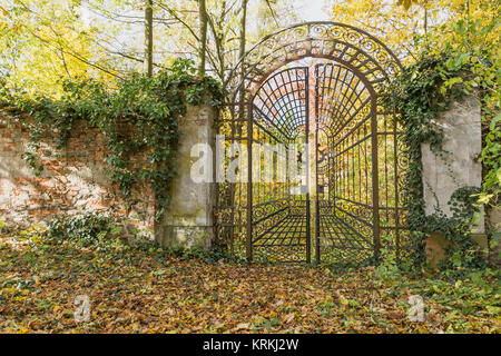 Gesperrt Iron Gate im Herbst Park. Horizontal. Stockfoto