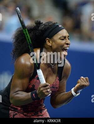 NEW YORK, NY - 04. SEPTEMBER: Serena Williams an Tag 5 der 2015 US Open am USTA Billie Jean King National Tennis Center am 4. September 2015 in der Nähe der Queens Borough von New York City. Personen: Serena Williams Stockfoto