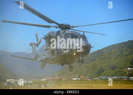 Greymouth, Neuseeland, November 18, 2017: Staub und umherfliegenden Trümmern Verdecken eine Luftwaffe NH90-Hubschrauber, die an einem Tag der offenen Tür der Neuen Zealan Stockfoto