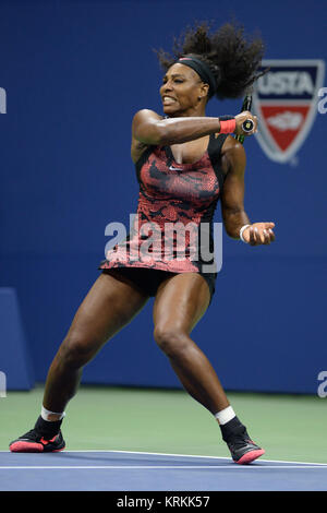 NEW YORK, NY - 04. SEPTEMBER: Serena Williams an Tag 5 der 2015 US Open am USTA Billie Jean King National Tennis Center am 4. September 2015 in der Nähe der Queens Borough von New York City. Personen: Serena Williams Stockfoto