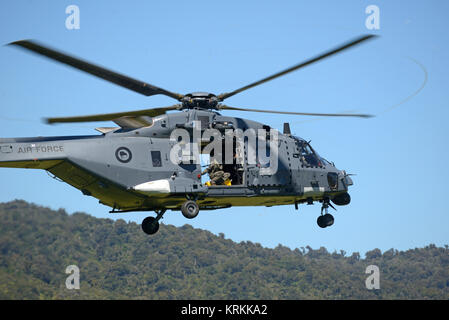 Greymouth, Neuseeland, November 18, 2017: Ein Luftwaffe NH90 Hubschrauber hebt ab bei einem Tag der offenen Tür von der neuseeländischen Streitkräfte. Der NH90 wurde Bui Stockfoto