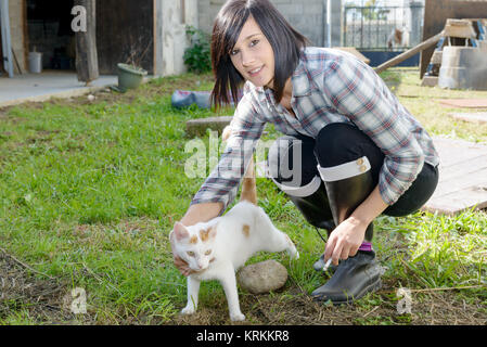 Schöne junge Mädchen streicheln einer Katze Stockfoto