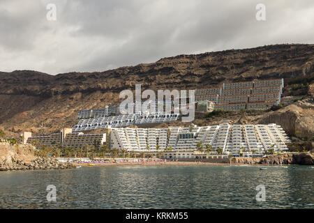 Taurito, Gran Canaria. Strand und Hotels vom Meer aus gesehen, trübes Wetter Stockfoto