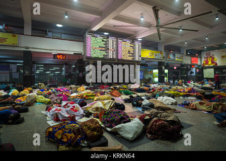 Neu Delhi, Indien - November, 2017: die Menschen in Decken auf dem Boden am Bahnhof Neu Delhi, Indien Schlafsack eingewickelt. Stockfoto