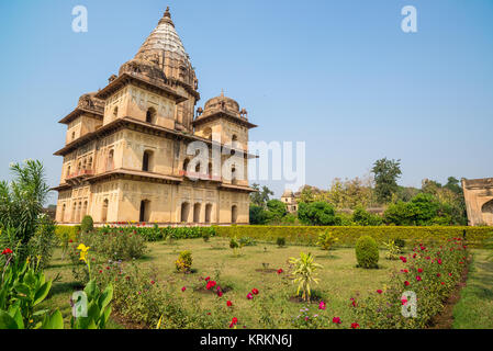 Kenotaphe in Orchha, Madhya Pradesh. Auch buchstabiertes Orcha, berühmte Reiseziel in Indien. Moghul Gärten, blauer Himmel. Stockfoto