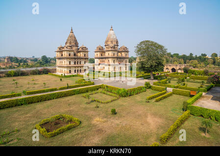 Kenotaphe in Orchha, Madhya Pradesh. Auch buchstabiertes Orcha, berühmte Reiseziel in Indien. Moghul Gärten, blauer Himmel. Stockfoto