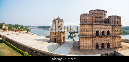 Kenotaphe in Orchha, Madhya Pradesh. Auch buchstabiertes Orcha, berühmte Reiseziel in Indien. Moghul Gärten, blauer Himmel. Stockfoto