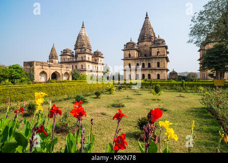 Kenotaphe in Orchha, Madhya Pradesh. Auch buchstabiertes Orcha, berühmte Reiseziel in Indien. Moghul Gärten, blauer Himmel. Stockfoto