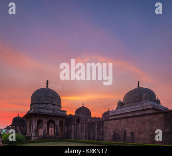 Mandu Indien, afghanische Ruinen des Islam, Moschee und muslimische Denkmal Grab. Bunte Himmel bei Sonnenaufgang, ashrafi Mahal. Stockfoto