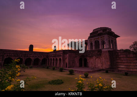 Mandu Indien, afghanische Ruinen des Islam, Moschee und muslimische Denkmal Grab. Bunte Himmel bei Sonnenaufgang, ashrafi Mahal. Stockfoto