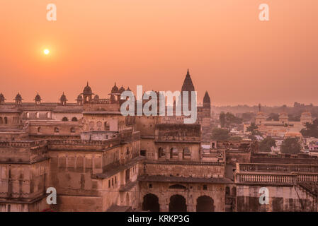 Orchha Palace, Hindu Tempel, Stadtbild bei Sonnenuntergang, Madhya Pradesh. Auch buchstabiertes Orcha, berühmte Reiseziel in Indien. Stockfoto