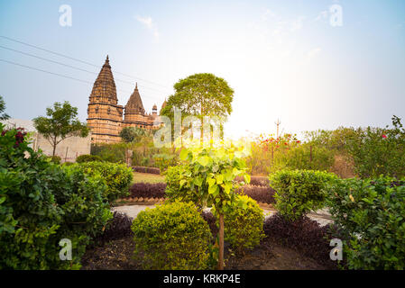 Kenotaphe in Orchha, Madhya Pradesh. Auch buchstabiertes Orcha, berühmte Reiseziel in Indien. Moghul Gärten, blauer Himmel. Stockfoto