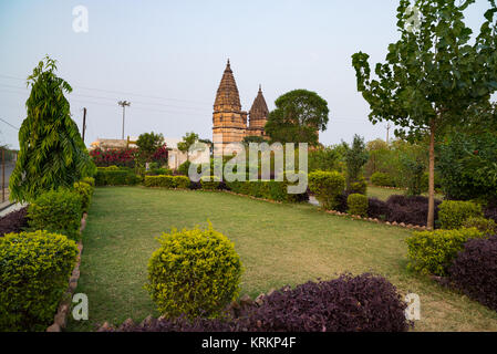 Kenotaphe in Orchha, Madhya Pradesh. Auch buchstabiertes Orcha, berühmte Reiseziel in Indien. Moghul Gärten, blauer Himmel. Stockfoto