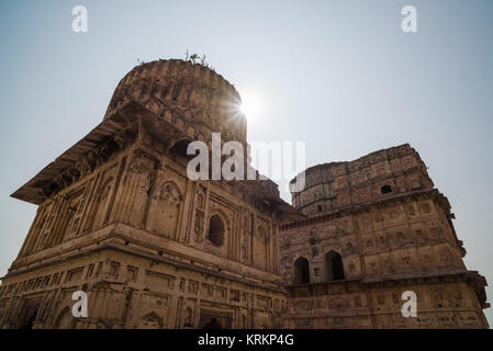 Kenotaphe in Orchha, Madhya Pradesh. Auch buchstabiertes Orcha, berühmte Reiseziel in Indien. Hintergrundbeleuchtung, sunstar, blauer Himmel. Stockfoto