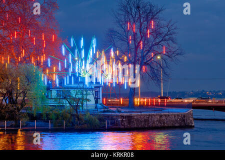 Genf, Schweiz - Winter Festival der Lichter: Bäume und Leuchten Festival ist ein kulturelles Ereignis auf das künstlerische Schaffen. Stockfoto